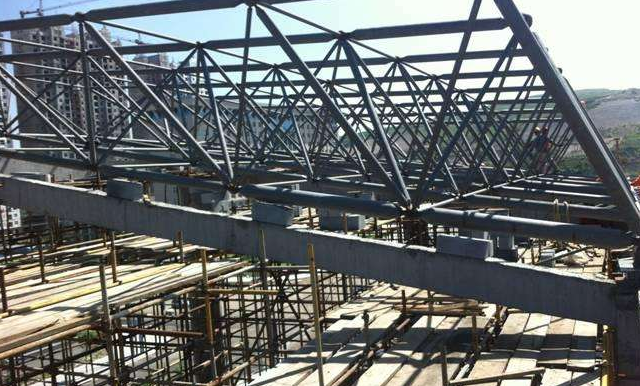 呼伦贝尔简述网架公司的黑色压型钢板的吊装步履